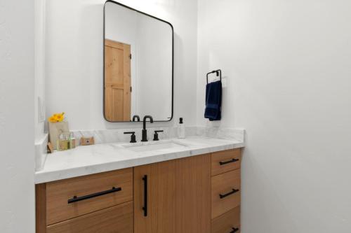 KBM Resorts: Elegant Decor Walk to Cabriolet Free Canyon Village Shuttle