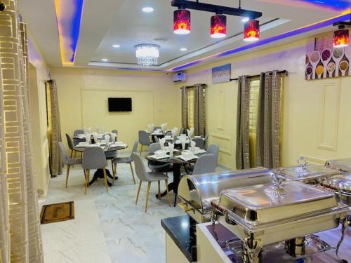 New Heights Castle Hotels - 레스토랑