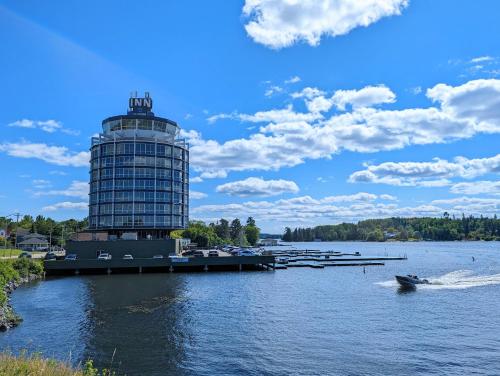 Clarion Lakeside Inn & Conference Centre in كينورا(اون)