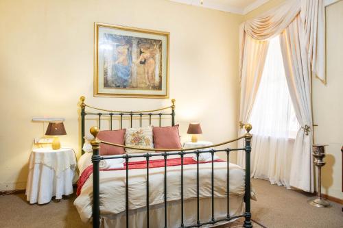 1 queen bed, 1 twin bed