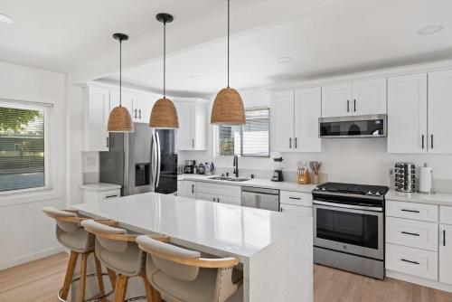 New Listing Culver City Modern Retreat 4 bed with Spa in Los Angeles, USA