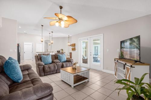 Upstay - Waterside Home with Pool and Hot Tub in Kissimmee, USA