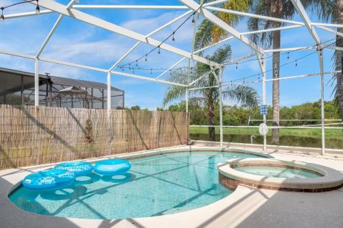 Upstay - Waterside Home with Pool and Hot Tub in Kissimmee, USA