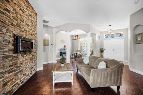 Upstay - Waterside Home with Pool and Hot Tub in Kissimmee, USA