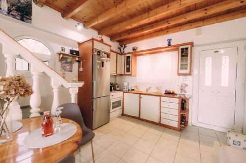virtuve, Yiannis' Maizonette Ancient Olympia - Happy Rentals in Flokas (Olympia)