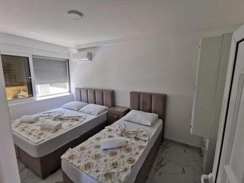 1 queen bed, 1 twin bed, 1 sofa bed