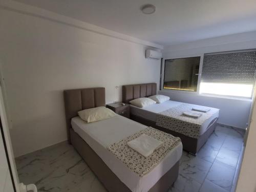 1 king bed, 1 twin bed, 1 sofa bed