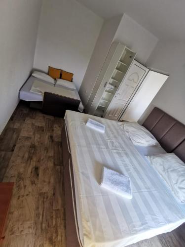 1 queen bed, 2 sofa beds