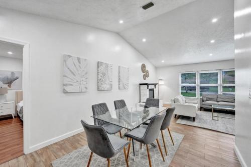 Villa Royale 4 BR Home with Pool and Hot Tub villa in Wellington, USA