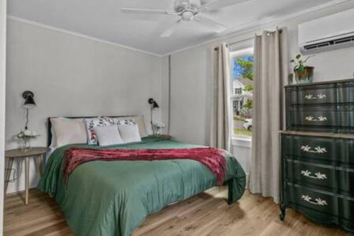 Updated, Fenced, Pet Friendly Downtown Cottage in Southern Pines, USA