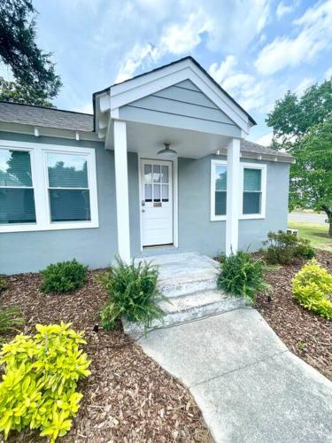 Updated, Fenced, Pet Friendly Downtown Cottage in Southern Pines, USA