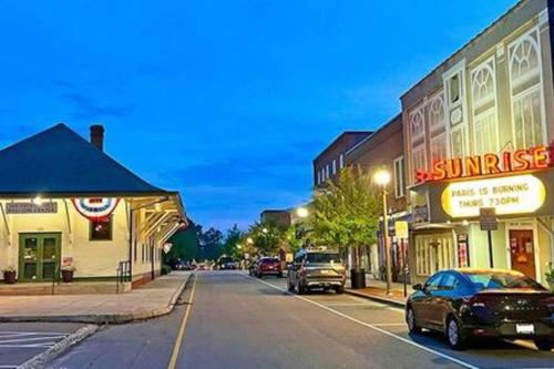 Updated, Fenced, Pet Friendly Downtown Cottage in Southern Pines, USA