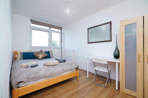 MODERN LONDON DOUBLE Bedroom chambre d'hôte Stepney Green Underground Station