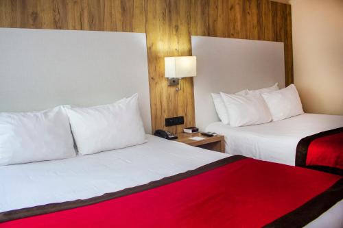 Queen Room with Two Queen Beds - Non-Smoking image 10