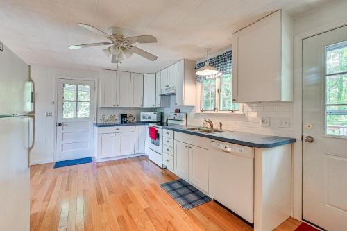 Becket Home with 3-Season Porch Walk to Lake Access in Becket, USA