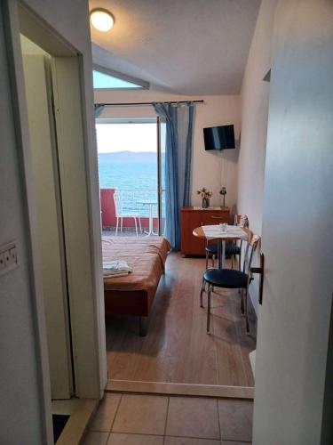 Double Room with Balcony and Sea View image 6