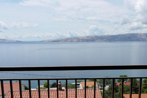 One-Bedroom Apartment with Balcony and Sea View image 1