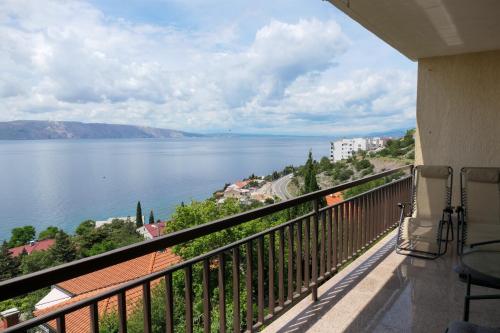 One-Bedroom Apartment with Balcony and Sea View image 2