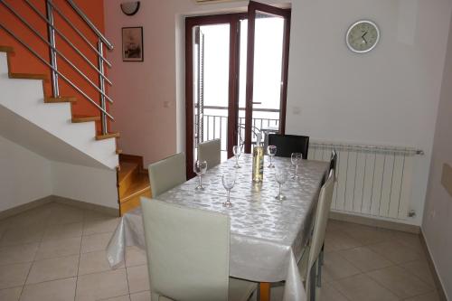 Three-Bedroom Apartment with Balcony and Sea View image 5