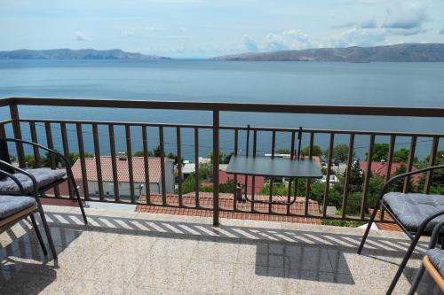 Three-Bedroom Apartment with Balcony and Sea View image 2
