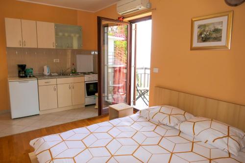 Studio with Balcony and Sea View image 2
