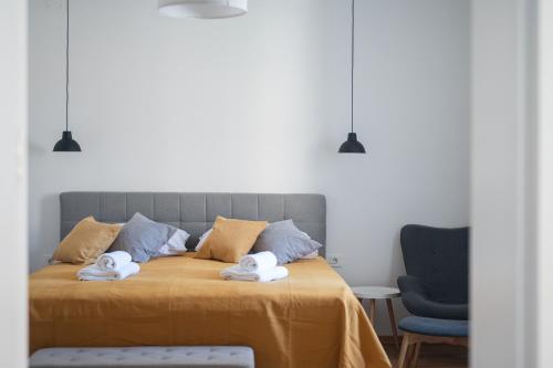 1 queen bed, 1 sofa bed