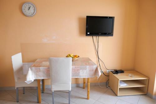 One-Bedroom Apartment with Balcony and Sea View image 4