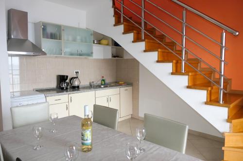 Three-Bedroom Apartment with Balcony and Sea View image 4