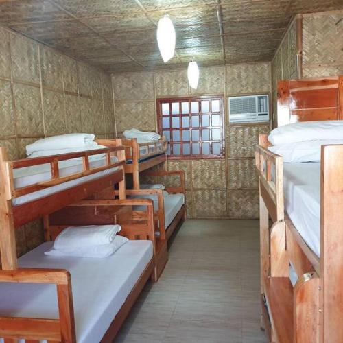 50pax private Beachfront Villa with pool in บูกานา