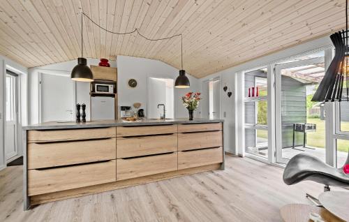 virtuve, Awesome Home In Tarm With Wifi in Hemeta