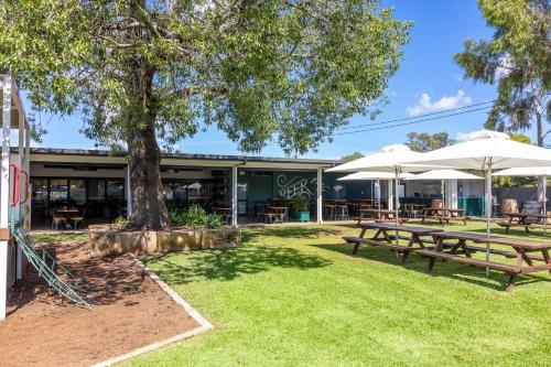 Pally Pub in โมรี