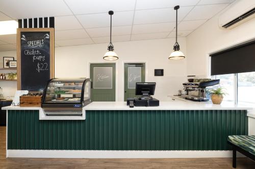 Pally Pub in โมรี