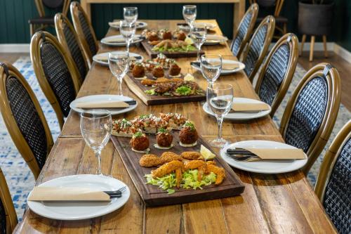 Pally Pub in โมรี