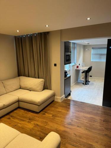 Double Bedroom in private Home- Canning Town by London Excel, Лондон
