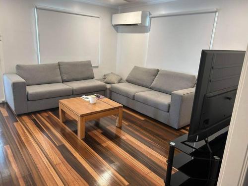 Mt Isa - Emerald Gem 3 Bedroom home QUIET AREA in 마운트아이자
