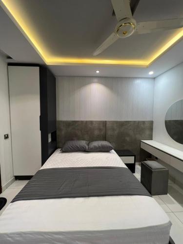 Travellers Heaven 2BR APT Gulshan Iqbal 13-E - image 11