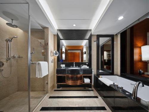 Deluxe Twin Room image 2