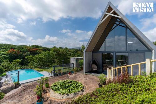 Viesnīcas āriene, 232m² 3 guļamistaba, 3 privāta vannas istaba Villa Khambale
 (StayVista at Celeste Villa) in Khambale