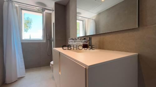 Villa Zafiro 12 pax, pool, sea views, rooftop in Altomira