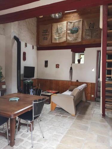 Jolie maison 100m de la rivière gîte à louer Châteauneuf-sur-Cher
