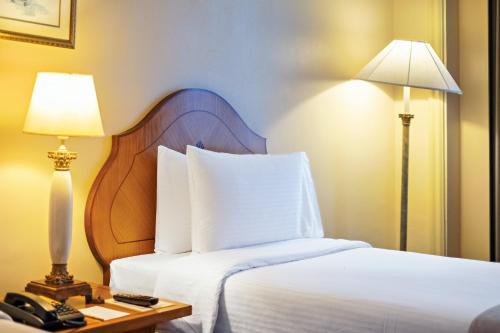 Deluxe Room image 3
