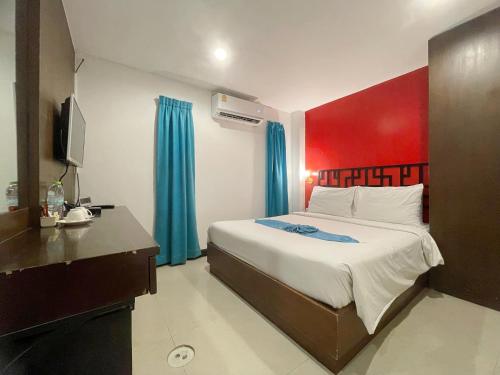 Deluxe Queen (no window) room in Arawana Express Chinatown