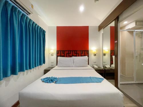 Deluxe Queen with Window room in Arawana Express Chinatown