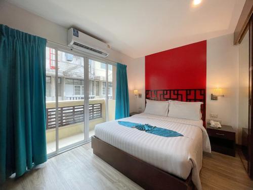 Deluxe Queen with Balcony room in Arawana Express Chinatown