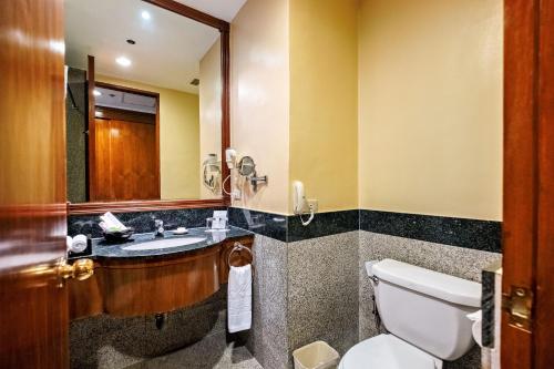 Ambassador Room image 3