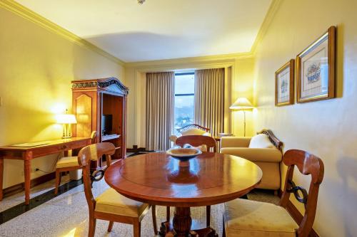 Ambassador Suite image 8