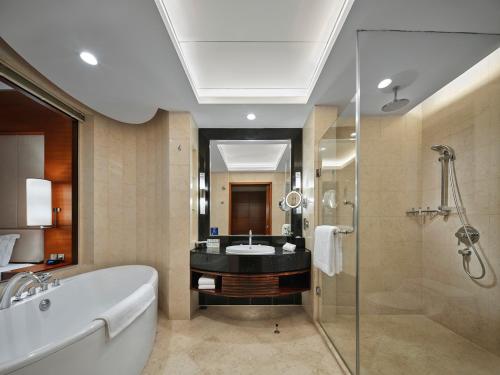 Hilton Executive Double Room with Access to the Executive Lounge image 5