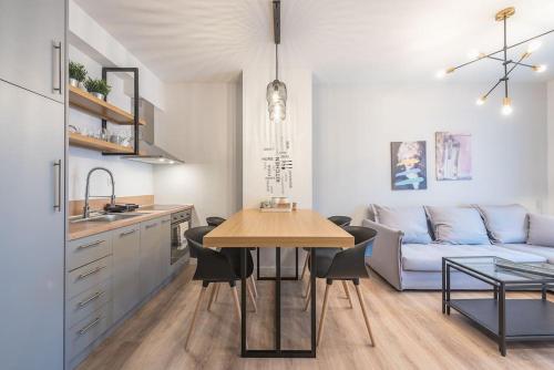 Urban Apartment with Rooftop Acropolis View Access, Atene