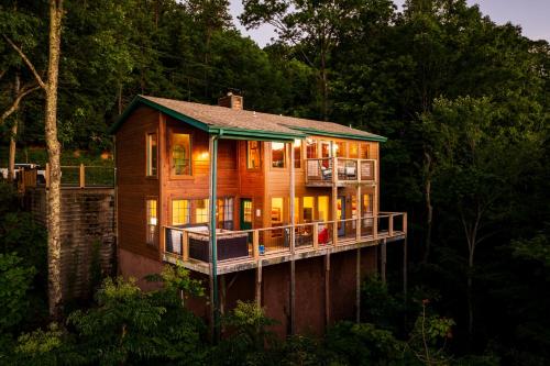 Elevista - Quaint&Private-Views-HotTub-PoolTable-Bears-3 Clubhouse Pools, Gatlinburg