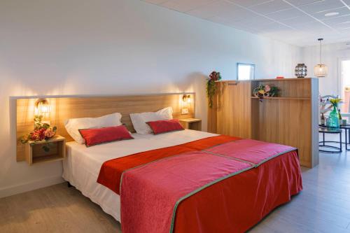 2 twin beds, 1 sofa bed